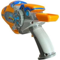 PISTOLA SLUGTERRA ELI'S BLASTER. CON MECANISMO DE AIRE PRESURIZADO Y UN DISPARO DE 9 METROS. INCLUYE 3 DARDOS.