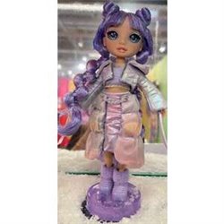 RAINBOW HIGH MUÑECA WINTER WONDERLAND MORADA 22 CM. LISTAS PARA LA NIEVE! INCLUYE UN KIT PARA HACER TU PROPIO MUÑECO DE NIEVE.