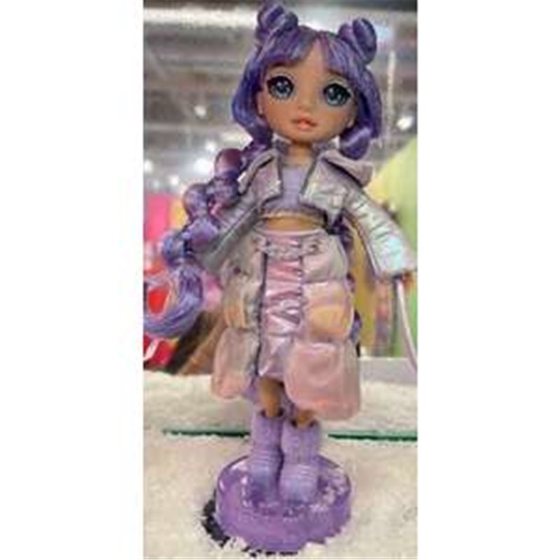 RAINBOW HIGH MUÑECA WINTER WONDERLAND MORADA 22 CM. LISTAS PARA LA NIEVE! INCLUYE UN KIT PARA HACER TU PROPIO MUÑECO DE NIEVE.